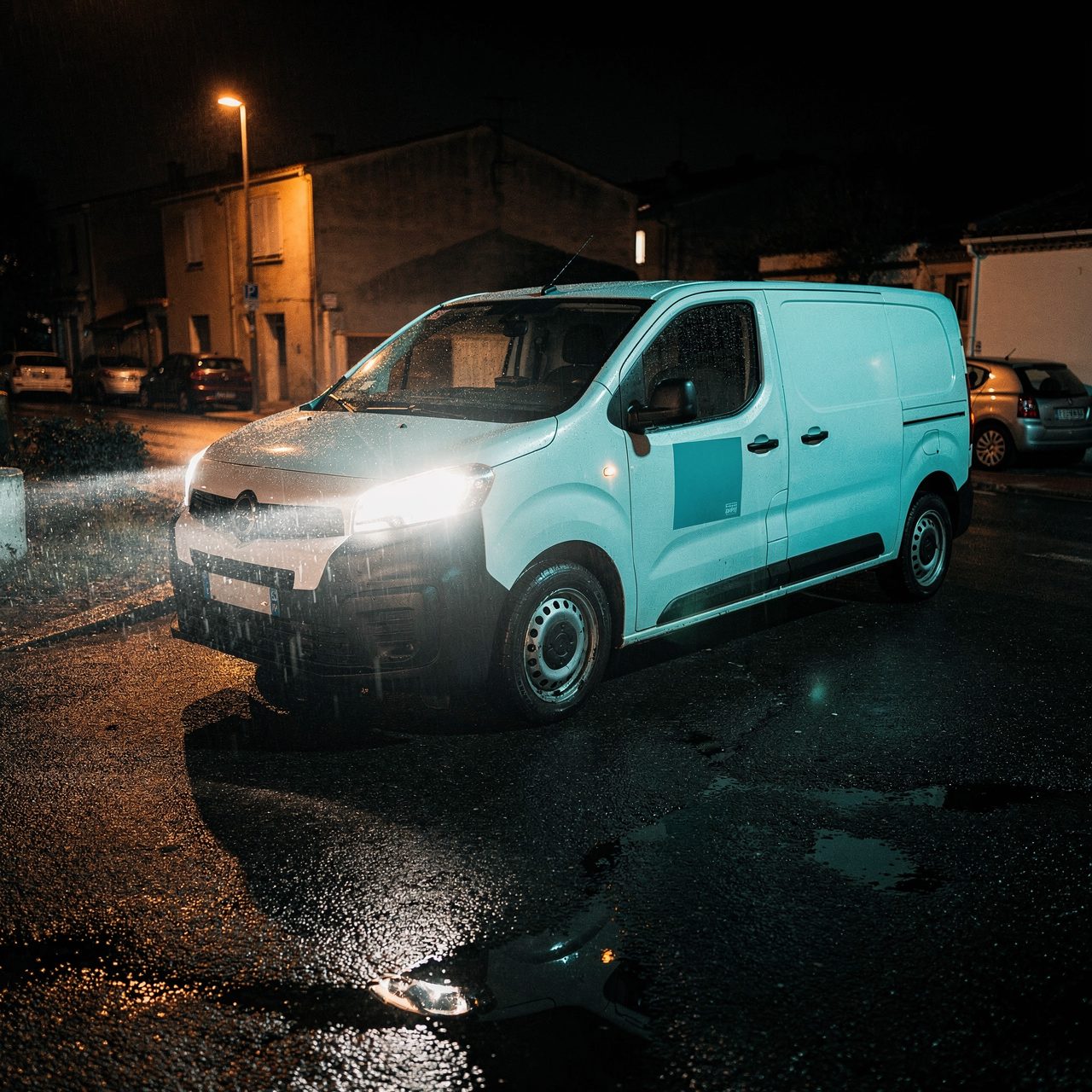 Camionnette de serrurier garée dans une rue de Perpignan la nuit