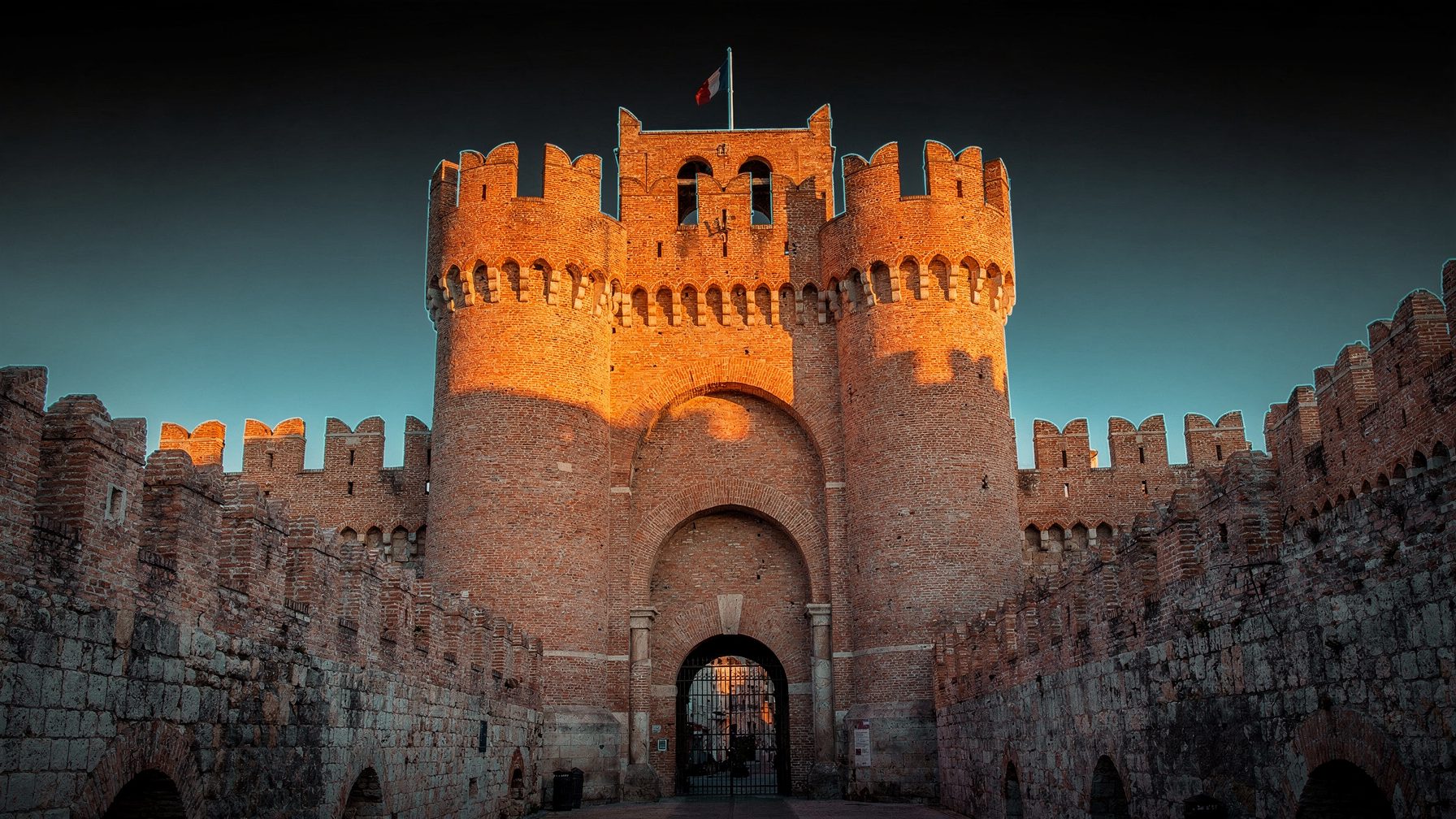 Le Castillet, monument emblematique en brique rouge de Perpignan